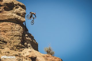 Brandon Semenuk fliegt durch die Luft