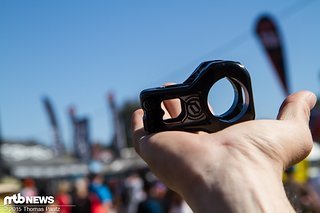 Farboptionen: Schwarz, rot, grün, lila Farboptionen: Schwarz, rot, grün, lila