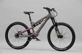 Frauen ab 1,55 Meter sollen mit diesem Modell eine ideale Maschine für Allmountain- und Enduro-Einsätze finden Frauen ab 1,55 Meter sollen mit diesem Modell eine ideale Maschine für Allmountain- und Enduro-Einsätze finden