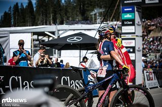 Faire Gratulation zwischen den beiden Teamkolleginnen, die gemeinsam im Frühjahr das Cape Epic gewinnen konnten