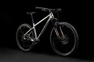 Das Nicolai Argon GAM rollt auf 29"-Laufrädern und kann mit 140 mm bis 160 mm Federgabeln gefahren werden.