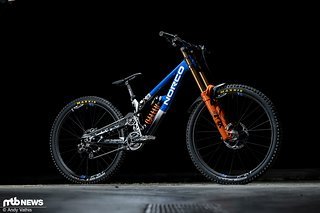 Ein blaues Rad gibt's bei Norco diesmal für Gracey Hemstreet.