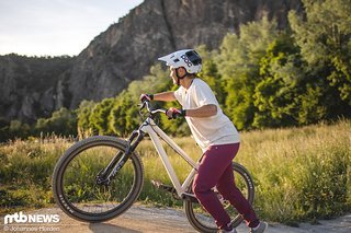 Lena trägt das Dharco Womens Short Sleeve Tech Tee und die Womens Gravity Pants Lena trägt das Dharco Womens Short Sleeve Tech Tee und die Womens Gravity Pants