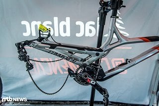 Amaury Pierron und Thomas Estaque von Commençal-Lac Blanc setzen in Val di Sole im Gegensatz zum Großteil des Vallnord DH Teams auf die 29er-Ausführung des Supreme DH.