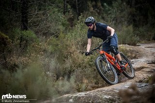 Der Surf-Spezialist beweist wieder mal, dass er auch Mountainbike kann: Das ION Traze AMP Outfit kann mit seiner hochwertigen Verarbeitung und sinnvollen Features überzeugen.