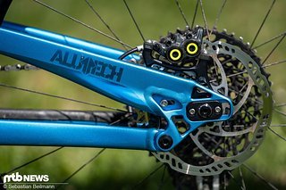 Die Geometrie der Alutech Fanes ist auf Spaß in der Abfahrt getrimmt, soll aber auch bergauf funktionieren