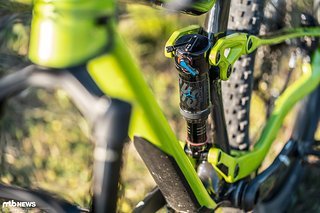 Der RockShox Deluxe RT3-Dämpfer kontrolliert den Hinterbau mit 120 mm Federweg Der RockShox Deluxe RT3-Dämpfer kontrolliert den Hinterbau mit 120 mm Federweg