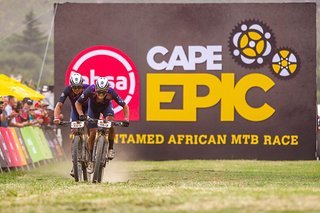 Die Überraschung schlechthin des Cape Epic 2022: Mit enorm vielen Attacken fuhren Lukas Baum und Georg Egger die Konkurrenz müde, sodass beide letztlich noch auf der letzten Etappe die Gesamtwertung an sich reißen konnten Die Überraschung schlechthin des Cape Epic 2022: Mit enorm vielen Attacken fuhren Lukas Baum und Georg Egger die Konkurrenz müde, sodass beide letztlich noch auf der letzten Etappe die Gesamtwertung an sich reißen konnten