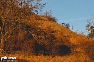 Hat man sich wieder an den langen Vorbau und die tiefe Front gewöhnt, kann man auch steilere Abfahrten hinter sich bringen