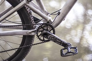 Die schicke E*THIRTEEN TRS Race Kurbel sorgt mit einem XX1/X01-Mix für knackige Schaltvorgänge Die schicke E*THIRTEEN TRS Race Kurbel sorgt mit einem XX1/X01-Mix für knackige Schaltvorgänge