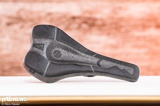 Den bekannten SQLab 6OX-Sattel gibt's nun auch mit dem Infinergy-Material. Dadurch kann der Sport-Sattel in Deutschland hergestellt werden. Den bekannten SQLab 6OX-Sattel gibt's nun auch mit dem Infinergy-Material. Dadurch kann der Sport-Sattel in Deutschland hergestellt werden.