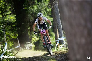 Sofia auf einer flowigen Passage im Wald