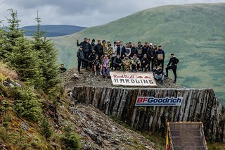 2023 sind 30 erfahrene Top-Fahrer aus verschiedenen Disziplinen zur Red Bull Hardline angereist.