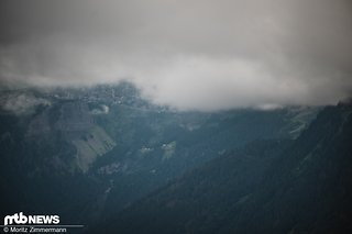 Vom Mont Chery bietet sich eine durchaus beeindruckende Aussicht auf die umliegenden Berge und Ortschaften