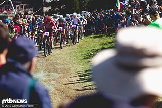 Lea Davison führt das Feld an. Jolanda Neff in Schlagdistanz.