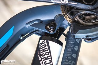 Dank Flip Chip lassen sich Lenkwinkel und Tretlager-Absenkung am Radon Swoop 170 anpassen Dank Flip Chip lassen sich Lenkwinkel und Tretlager-Absenkung am Radon Swoop 170 anpassen