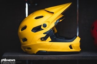 Der Bell Super DH ist nicht ganz neu – aber es schadet auch nicht, die aktuellen Farben Enduro/DH-Zwitters zu fotografieren. Der Helm mit abnehmbarem Kinnbügel kommt in drei Größen …