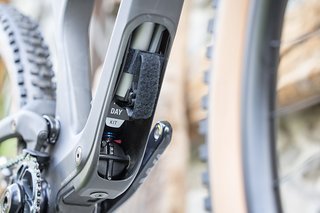 Nicht nur der Dämpfer findet im Unterrohr Platz, sondern auch eine ganze Reihe von Tools und Ersatzteilen. Nicht nur der Dämpfer findet im Unterrohr Platz, sondern auch eine ganze Reihe von Tools und Ersatzteilen.