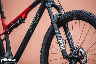 Die neue Benchmark im Cross-Country- und Down-Country-Segment im Hinblick auf die progressive Ausrichtung der Geometrie Die neue Benchmark im Cross-Country- und Down-Country-Segment im Hinblick auf die progressive Ausrichtung der Geometrie