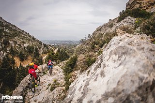 Heut ist es mehrheitlich steinig. Roger und Felix rumpeln diesen Karrenweg entlang