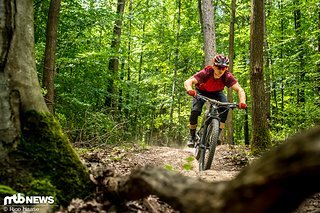 Während schwere, aggressive Fahrer den Federweg durchaus ausnutzen können, stand sie bei leichteren Testfahrern trotz aktiver Fahrweise meist sehr hoch im Federweg Während schwere, aggressive Fahrer den Federweg durchaus ausnutzen können, stand sie bei leichteren Testfahrern trotz aktiver Fahrweise meist sehr hoch im Federweg