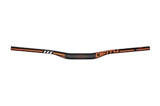 Der Deity Skywire Carbon-Lenker ist für den Enduro- bis Trail-Einsazt gedacht und bringt 222 g auf die Waage. Der Deity Skywire Carbon-Lenker ist für den Enduro- bis Trail-Einsazt gedacht und bringt 222 g auf die Waage.