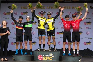 Das erste Podium der Herren beim Cape Epic 2019. Wie bereits im Jahr zuvor landete Manuel Fumic und Henrique Avancini auf dem zweiten Rang. Auf Platz eins und drei gab es jedoch neue Gesichter zu sehen
