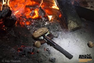 Ei im Brot auf Klappspaten