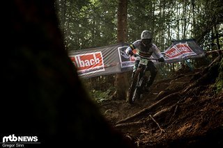 Luke Meier-Smith lag zwischenzeitlich in Führung, stürzte jedoch kurz nach diese Kurve hart.