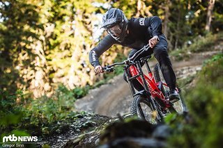 Lange, harte Abfahrten auf dem Downhill-Bike sind für die Hayes Dominion A4 absolut kein Problem Lange, harte Abfahrten auf dem Downhill-Bike sind für die Hayes Dominion A4 absolut kein Problem
