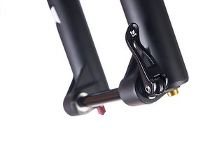 Quick Release: Die 15 mm Steckachse ermöglicht ein rasches Ausbauen des Vorderrades. Quick Release: Die 15 mm Steckachse ermöglicht ein rasches Ausbauen des Vorderrades.