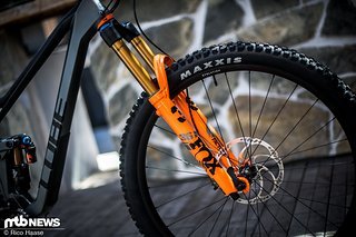 … und der neuen Fox 36-Federgabel mit 160 mm Federweg ausgestattet. … und der neuen Fox 36-Federgabel mit 160 mm Federweg ausgestattet.