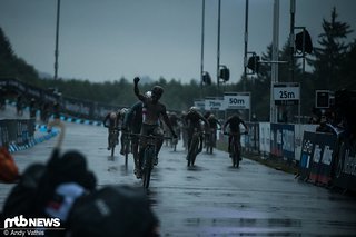 2020 düpierte der Mexikaner Gerardo Ulloa die Weltelite in Nove Mesto und jubelte über einen besonders überraschenden Sieg im Short Track in Nove Mesto.