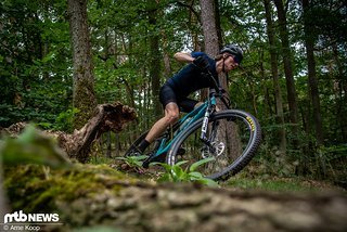 In Kurven und auf dem Trail liefert der Maxxis Rekon die nötige Portion Grip.