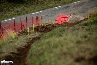 Im Vorfeld gab es Diskussionen, ob der Start nicht weiter nach unten an diese Straßen-Überquerung verlegt werden soll. Man hat sich wohl dagegen entschieden