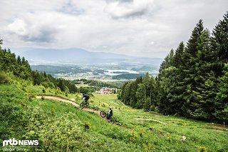 Der Flowgartner führt im oberen Teil in spaßigen Bögen über eine Wiesen. Der Flowgartner führt im oberen Teil in spaßigen Bögen über eine Wiesen.