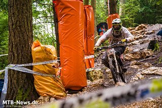 Manche Fahrer hielten sich nur mit gezielter Körperakrobatik auf dem Rad. Manche Fahrer hielten sich nur mit gezielter Körperakrobatik auf dem Rad.