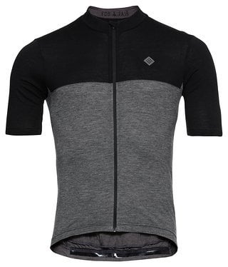 Das Velozip nul-Trikot wird aus einer Kombination aus Merino und Tencel gefertigt.