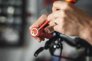 Bei einigen geschlossenen Griffen sind die Lenkerstopfen nur locker aufgesteckt