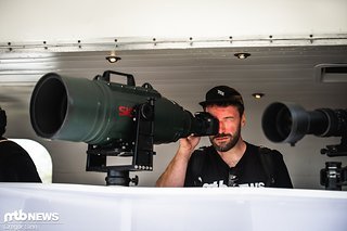 Moritz probiert sein neues Objektiv, um die World Cups künftig vom Balkon in Mainz aus fotografieren zu können.