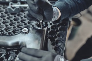 Anschließend wird der Rahmen für das Finish vorbereitet und letzte Details wie die Sattelrohrklemmschlitze werden gefräst. Anschließend wird der Rahmen für das Finish vorbereitet und letzte Details wie die Sattelrohrklemmschlitze werden gefräst.