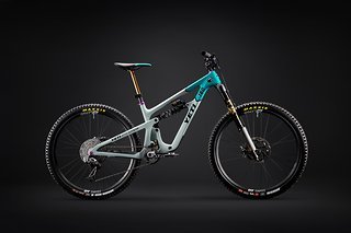 Nach dem Trailbike steht mit SB160 jetzt auch das Bike fürs Grobe in der 40th Anniversary Edition auf dem Laufsteg – mit 13.500 USD wirds auch diesmal nicht günstig. Nach dem Trailbike steht mit SB160 jetzt auch das Bike fürs Grobe in der 40th Anniversary Edition auf dem Laufsteg – mit 13.500 USD wirds auch diesmal nicht günstig.