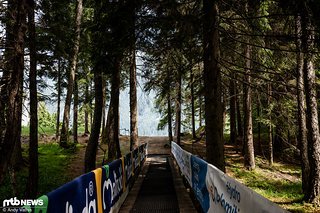 Diese kurze Holzbrücke dürfte in Val di Sole so ziemlich die einzige Möglichkeit sein, im Rennlauf mal kurz die Hände auszuschütteln. Diese kurze Holzbrücke dürfte in Val di Sole so ziemlich die einzige Möglichkeit sein, im Rennlauf mal kurz die Hände auszuschütteln.
