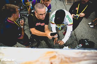 Spannender Bilck auf die Zusammenstellung der Heats. Jeder will wissen, gegen wen er antreten muss.