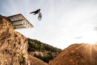 Nicoli Rogatkin mit Tailwhip vom transparenten Startdrop der Slopestyle-Line