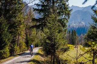 Bei Schwangau präsentiert sich das Schloss Neuschwanstein majestätisch am Berg.