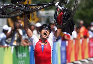 Das Bild, das in die Geschichtsbücher der deutschen MTB-Historie einging: Nach einem souveränen Rennen sicherte sich Spitz den Sieg bei den olympischen Spielen 2008