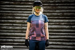 An Jana fällt das Ion Tee SS Scrub AMP Mesh_ine Women-Jersey größengetreu, aber eher etwas lang aus.