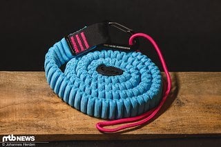 Das Kids Ride Shotgun Tow Rope kostet 60 € und ist in dieser blau/pinken Farbkombination erhältlich.