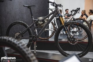 Mit dem Liteville 303 gibt man mal etwas Lack auf die Bikes – zusätzlich zu den bekannten schwarz-anodisierten und Raw-Modellen gibt's jetzt auch Grau.